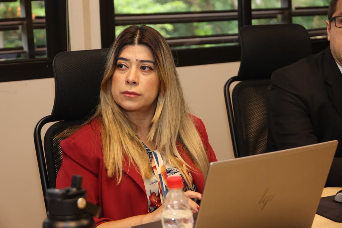 MTESS_PY's tweet photo. #Inversión| Consejo de Inversiones analizó proyectos industriales que apuntan a generar más empleos

El Ministerio de Trabajo, representado por la directora general de Fiscalización, Jessica Duarte, participó este miércoles de una nueva sesión del Consejo de Inversiones, instancia en la que fueron analizados diversos proyectos presentados en el marco de la Ley Nº 7548/2025, que establece el régimen de incentivos fiscales para la inversión nacional y extranjera.

Durante la sesión, liderada por el @MIC_PY,  se evaluaron principalmente iniciativas vinculadas al sector industrial, orientadas a impulsar el desarrollo económico, la generación de empleo y la incorporación de tecnología y valor agregado en el país.

El Consejo de Inversiones tiene entre sus atribuciones analizar, evaluar y dictaminar sobre los proyectos de inversión, verificando su adecuación a los objetivos establecidos por la normativa y el cumplimiento de los requisitos para el acceso a los beneficios fiscales.

En este proceso, el MTESS cumple un rol vinculado a la verificación del cumplimiento de la normativa laboral y de seguridad social por parte de las empresas beneficiarias, promoviendo la formalización del empleo y condiciones laborales adecuadas.