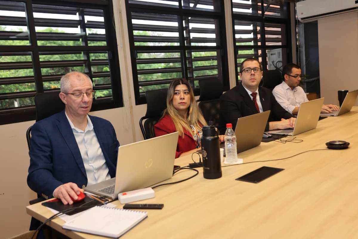 MTESS_PY's tweet photo. #Inversión| Consejo de Inversiones analizó proyectos industriales que apuntan a generar más empleos

El Ministerio de Trabajo, representado por la directora general de Fiscalización, Jessica Duarte, participó este miércoles de una nueva sesión del Consejo de Inversiones, instancia en la que fueron analizados diversos proyectos presentados en el marco de la Ley Nº 7548/2025, que establece el régimen de incentivos fiscales para la inversión nacional y extranjera.

Durante la sesión, liderada por el @MIC_PY,  se evaluaron principalmente iniciativas vinculadas al sector industrial, orientadas a impulsar el desarrollo económico, la generación de empleo y la incorporación de tecnología y valor agregado en el país.

El Consejo de Inversiones tiene entre sus atribuciones analizar, evaluar y dictaminar sobre los proyectos de inversión, verificando su adecuación a los objetivos establecidos por la normativa y el cumplimiento de los requisitos para el acceso a los beneficios fiscales.

En este proceso, el MTESS cumple un rol vinculado a la verificación del cumplimiento de la normativa laboral y de seguridad social por parte de las empresas beneficiarias, promoviendo la formalización del empleo y condiciones laborales adecuadas.
