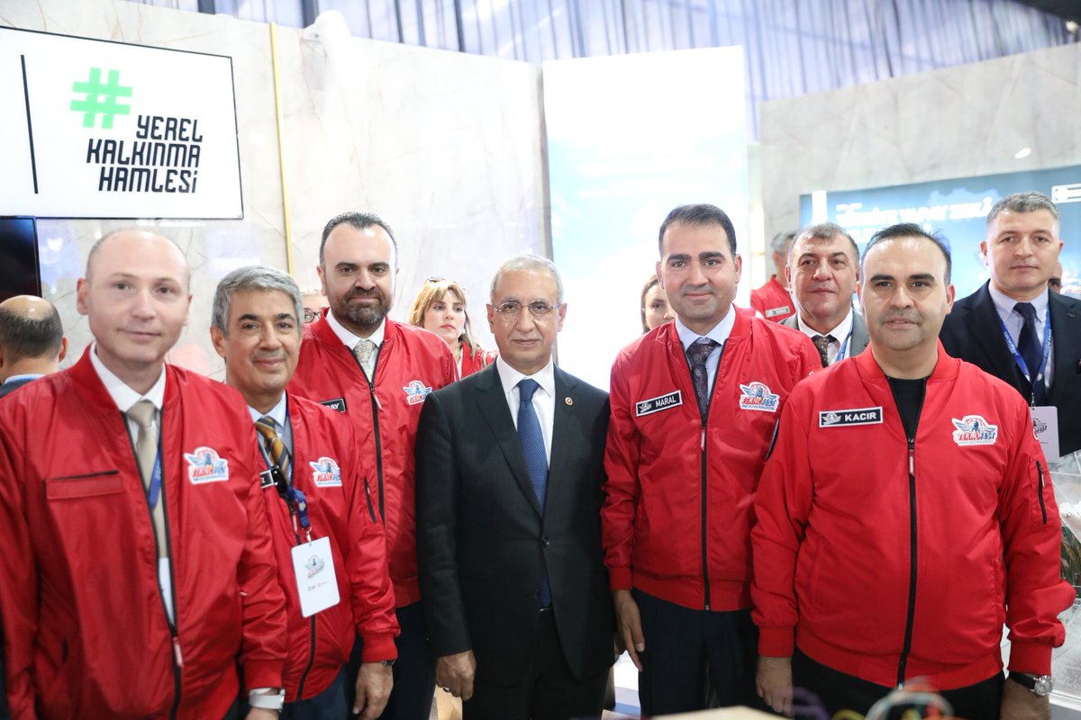 ProfDrDusak's tweet photo. Sanayi ve Teknoloji Bakanımız Sayın Mehmet Fatih Kacır, Şanlıurfa Valimiz Sayın Hasan Şıldak ve AK Parti Şanlıurfa İl Başkanımız Sayın Mehmet İlhami Günbegi ile birlikte TEKNOFEST Güneydoğu’daki stantları gezdik.

Gençlerimizin ve çocuklarımızın büyük bir heyecanla hazırladığı projeleri yerinde inceleyerek çalışmalar hakkında bilgi aldık. Her stantta ayrı bir fikir, her projede büyük bir emek ve Türkiye’nin geleceğine duyulan güçlü bir inanç vardı.

Kadim Şanlıurfa’mızda yükselen bu teknoloji ateşi gösteriyor ki Türkiye Yüzyılı; düşünen, tasarlayan, üreten ve hayallerinin peşinden cesaretle yürüyen gençlerimizin omuzlarında yükselecek.

Gençlerimize güveniyoruz, geleceğimize inanıyoruz! 🇹🇷

#TEKNOFEST #TEKNOFESTGüneydoğu #Şanlıurfa #MillîTeknolojiHamlesi

@mfatihkacir @hasansildak @milhamigunbegi