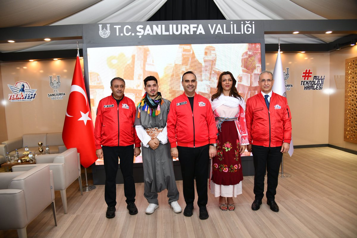 ProfDrDusak's tweet photo. Sanayi ve Teknoloji Bakanımız Sayın Mehmet Fatih Kacır, Şanlıurfa Valimiz Sayın Hasan Şıldak ve AK Parti Şanlıurfa İl Başkanımız Sayın Mehmet İlhami Günbegi ile birlikte TEKNOFEST Güneydoğu’daki stantları gezdik.

Gençlerimizin ve çocuklarımızın büyük bir heyecanla hazırladığı projeleri yerinde inceleyerek çalışmalar hakkında bilgi aldık. Her stantta ayrı bir fikir, her projede büyük bir emek ve Türkiye’nin geleceğine duyulan güçlü bir inanç vardı.

Kadim Şanlıurfa’mızda yükselen bu teknoloji ateşi gösteriyor ki Türkiye Yüzyılı; düşünen, tasarlayan, üreten ve hayallerinin peşinden cesaretle yürüyen gençlerimizin omuzlarında yükselecek.

Gençlerimize güveniyoruz, geleceğimize inanıyoruz! 🇹🇷

#TEKNOFEST #TEKNOFESTGüneydoğu #Şanlıurfa #MillîTeknolojiHamlesi

@mfatihkacir @hasansildak @milhamigunbegi