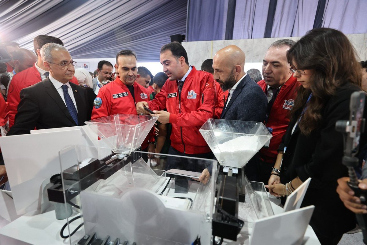 ProfDrDusak's tweet photo. Sanayi ve Teknoloji Bakanımız Sayın Mehmet Fatih Kacır, Şanlıurfa Valimiz Sayın Hasan Şıldak ve AK Parti Şanlıurfa İl Başkanımız Sayın Mehmet İlhami Günbegi ile birlikte TEKNOFEST Güneydoğu’daki stantları gezdik.

Gençlerimizin ve çocuklarımızın büyük bir heyecanla hazırladığı projeleri yerinde inceleyerek çalışmalar hakkında bilgi aldık. Her stantta ayrı bir fikir, her projede büyük bir emek ve Türkiye’nin geleceğine duyulan güçlü bir inanç vardı.

Kadim Şanlıurfa’mızda yükselen bu teknoloji ateşi gösteriyor ki Türkiye Yüzyılı; düşünen, tasarlayan, üreten ve hayallerinin peşinden cesaretle yürüyen gençlerimizin omuzlarında yükselecek.

Gençlerimize güveniyoruz, geleceğimize inanıyoruz! 🇹🇷

#TEKNOFEST #TEKNOFESTGüneydoğu #Şanlıurfa #MillîTeknolojiHamlesi

@mfatihkacir @hasansildak @milhamigunbegi