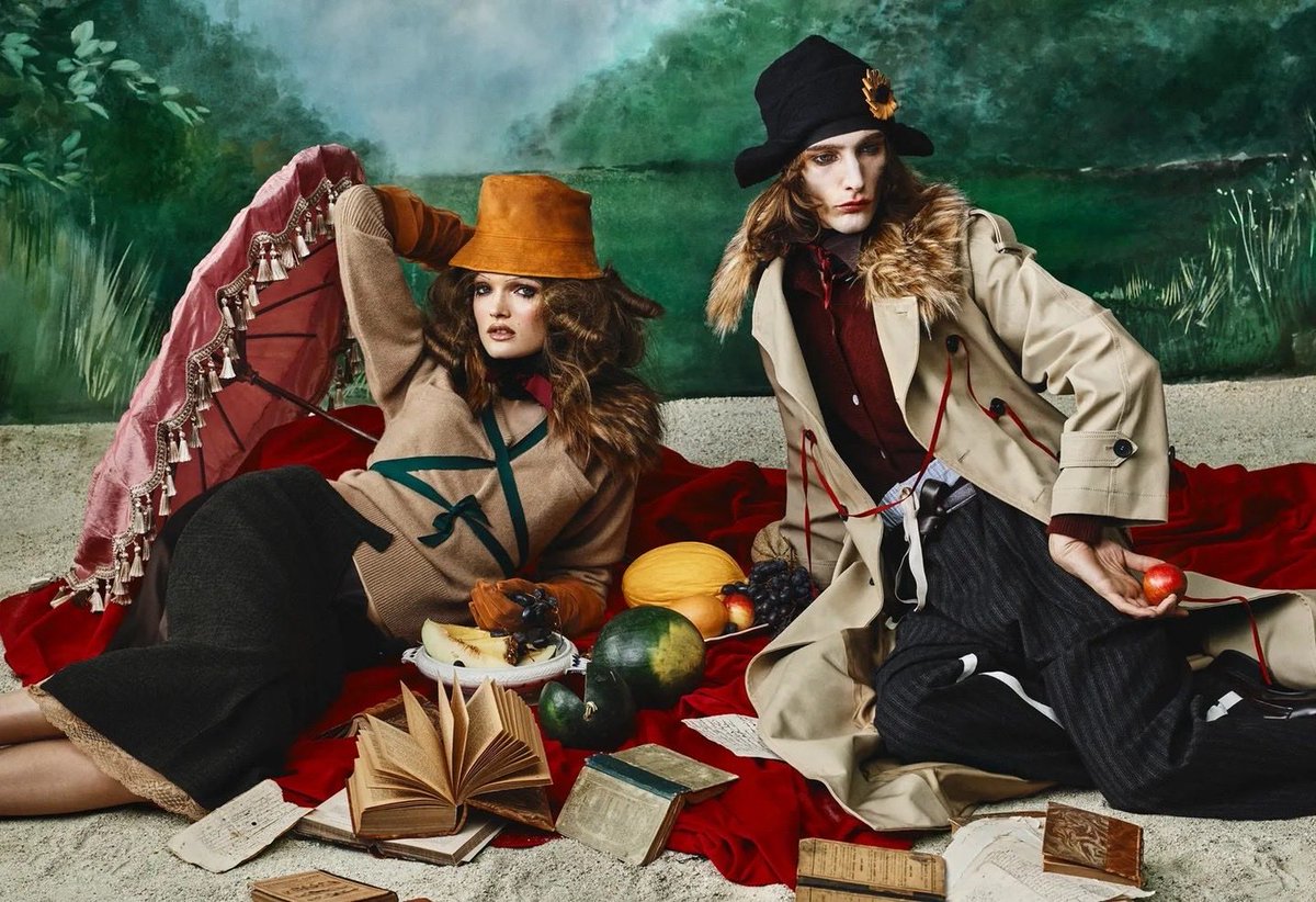 rebecamaccise's tweet photo. John Galliano conoció a Marta Ortega en 2022, en la expo de Steven Meisel que organizó en España. Ella le propuso colaborar y John dijo que no. Años después, tras dejar Margiela, Galliano le presento una nueva idea: Re{form}: tomar prendas existentes, cortarlas, voltearlas, exagerarlas y transformarlas en algo completamente nuevo.

Su contrato con Zara es de dos años e incluye cuatro colecciones. Mañana sale el primer capítulo de esta colaboración, inspirado nada más y nada menos que en “Les Incroyables”, esos dandis de la Revolución Francesa, que fueron el tema de su colección de graduación de Saint Martins en 1984. Colección que marcó el nacimiento de un genio del diseño y ayudó a lanzarlo al mundo de la moda. Joan Burstein, dueña de la boutique de lujo Browns en Londres, compró toda la colección. Y Diana Ross fue una de sus primeras clientas. El resto es historia.

Entonces, de alguna manera, Galliano está haciendo algo muy suyo: tomar algo cotidiano y convertirlo en fantasía. El nombre completo de la colección es Re{form} Zara Authored by the Couturier John Galliano. El nombre es larguísimo por una razón legal, la marca John Galliano todavía pertenece a LVMH.

John Galliano x Zara es oficialmente una realidad.