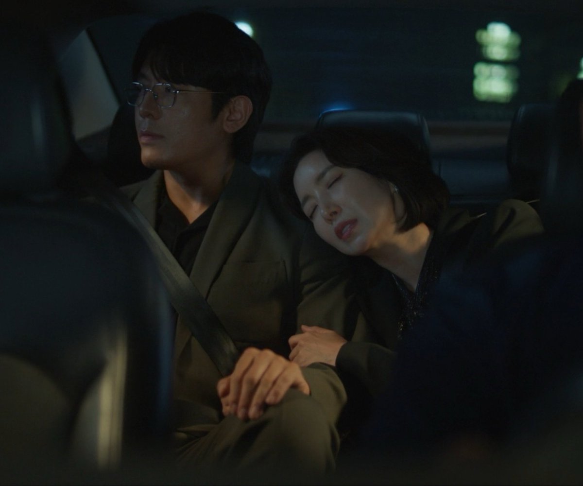 Qnainai's tweet photo. 절정의  지엄마랑똑같네
여자는똑같은데 오른쪽같앳던분 왼쪽으로이행한거 감동적임.. https://t.co/UZmOVnWV8A