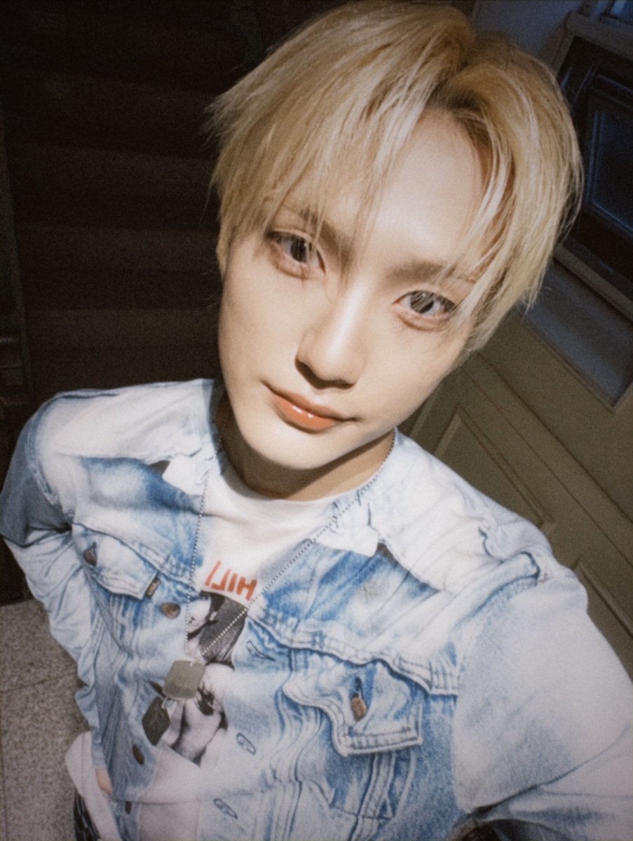 ddungmu_'s tweet photo. 자켓 아니고 티셔츠라는거 진짜 웃겨죽겐네 https://t.co/a1nLk1nCzr