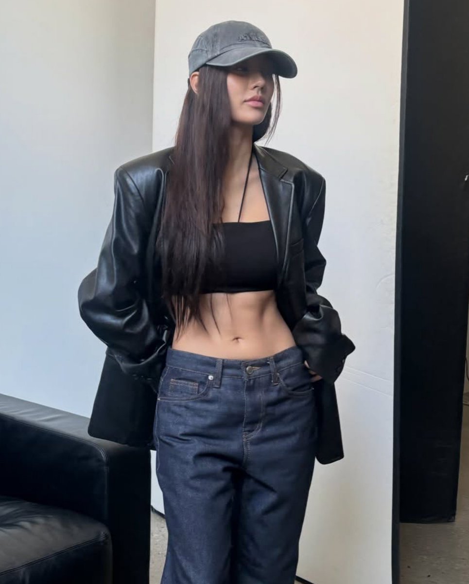 hyomuse_'s tweet photo. jihyo in leather jackets is my forever roman empire https://t.co/xzx2NKkHTd