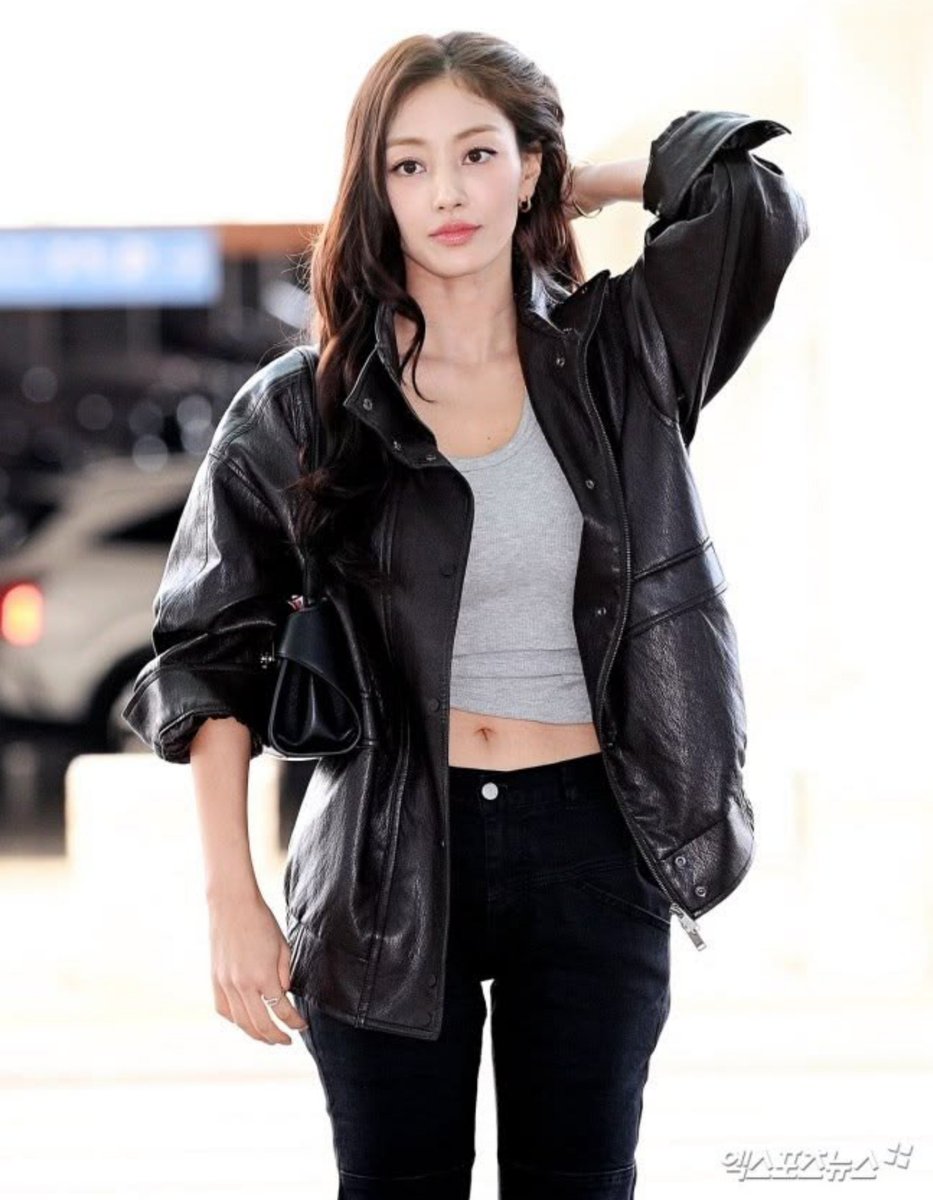 hyomuse_'s tweet photo. jihyo in leather jackets is my forever roman empire https://t.co/xzx2NKkHTd