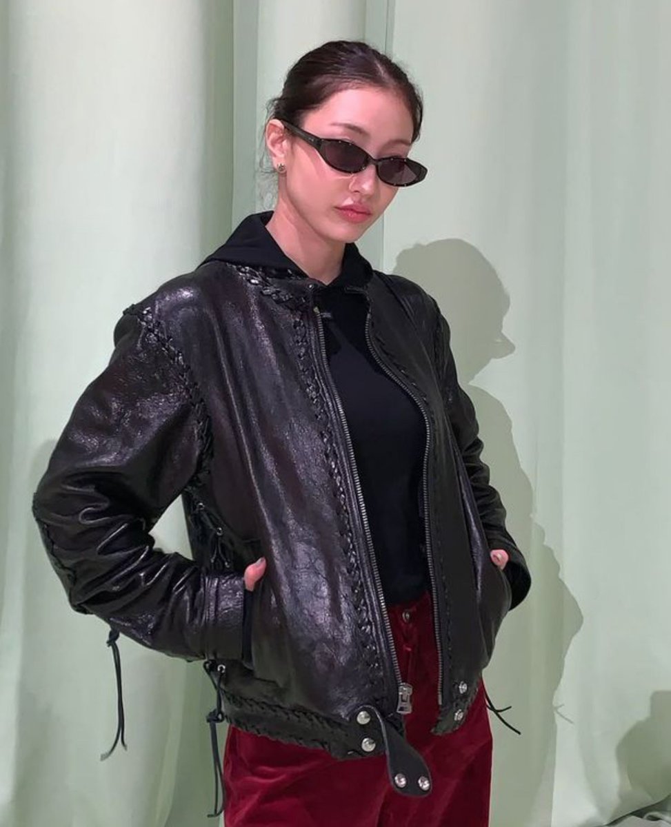 hyomuse_'s tweet photo. jihyo in leather jackets is my forever roman empire https://t.co/xzx2NKkHTd