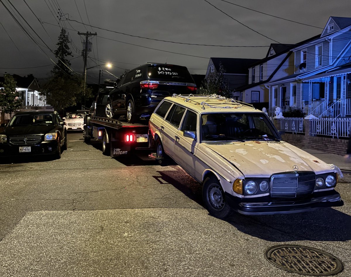 NYPD105Pct's tweet photo. Our Quality of Life team conducted a Joint Tow Operation with NYPD Traffic personnel and our Rotation Tow.  As a result, 1 truck was heavy towed, 7 vehicles were towed, 3 barnacles were placed on commercial vehicles, and 16 Parking summonses were issued. https://t.co/dL8tZgkgik