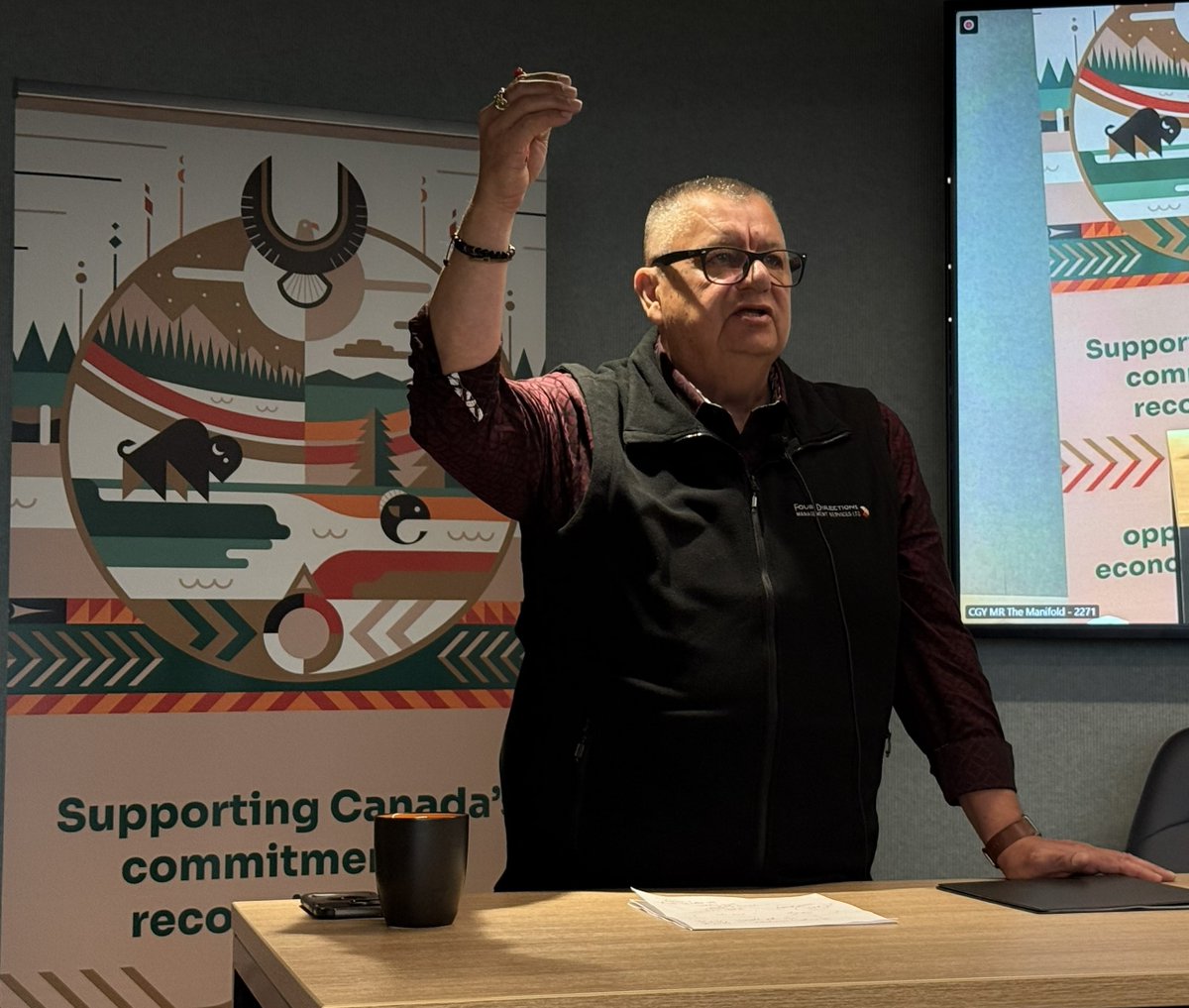 TransMtnFR's tweet photo. Quelles leçons pouvons-nous tirer de la double perspective?

Dans le cadre d’une récente conférence de la série de conférenciers autochtones destinée aux employés de @TransMtn, le leader autochtone Dan George a souligné l’importance de la double perspective. En conciliant les perspectives occidentales avec les savoirs et les cultures autochtones, nous pouvons enrichir nos interactions et notre prise de décisions.

Alors que nous soulignons la Journée nationale de la vérité et de la réconciliation, nous remercions Dan d’avoir partagé son point de vue et de nous avoir montré comment l’écoute attentive, la curiosité et l’établissement de relations significatives peuvent nous aider à mieux comprendre le monde qui nous entoure.

En savoir plus : https://t.co/Z11dGcW20c

#TransMountain #RéconciliationAutochtone
