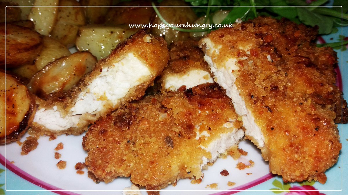 re_hungry's tweet photo. Happy #Wednesday lovely Hungrys! It's meal-prep day, so made my easy baked breaded chicken - recipe: https://t.co/OQVJVjYhqb Crispy & crunchy, crumb-coated chicken - delicious, however you serve it! Stay hungry! ;) x #bakeithappen #recipes #bake #comfortfood https://t.co/8pdnsR32nX