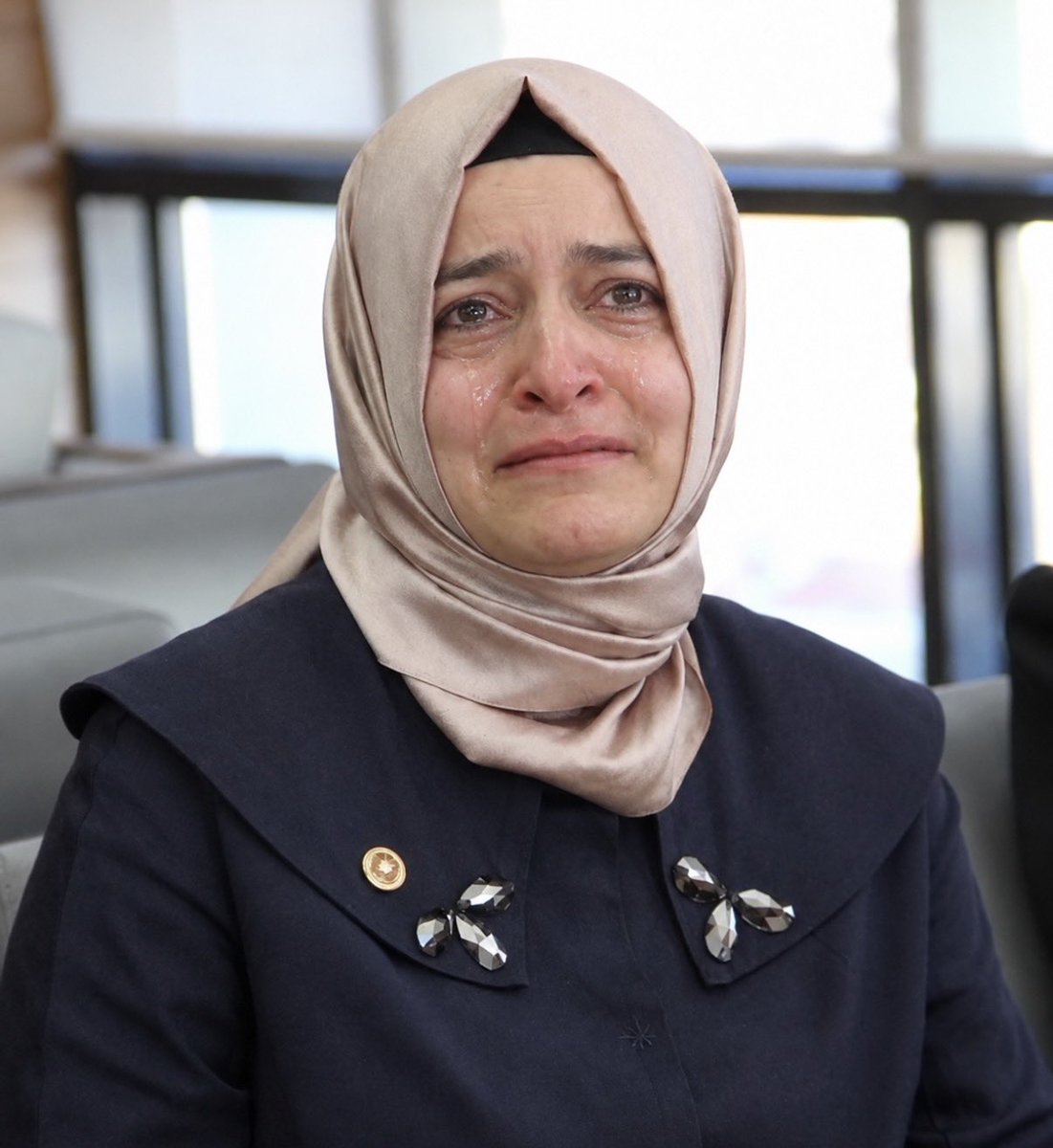 avcemilcck__378's tweet photo. 🚨Fatma Betül Sayan Kaya’ya soğuk duş!

— AKP sitesinden adı silinmiş.
— WhatsApp gruplarından da çıkartılmış.

İyi, güzel, peki.

Asıl soru: Bu kadın neden hala gözaltına alınmadı? https://t.co/eM7LyRxhcz