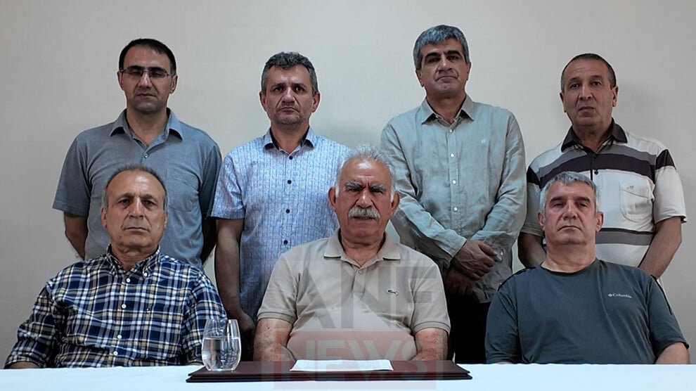 RojavaGundem6's tweet photo. 📍"YBŞ Irak ordusu içinde yer almalı; Şengal’de kalmalı"

Kürt Halk Önderi Abdullah Öcalan, Êzidî toplumu için bir mesaj gönderdi.

"YBŞ Şengal’de kalmalı. Eğer bu olmazsa ne Barzani ne de Araplar onlara yaşam hakkı tanır."

⬇️
https://t.co/2HorOL4UFh https://t.co/RKeHd2vdNw