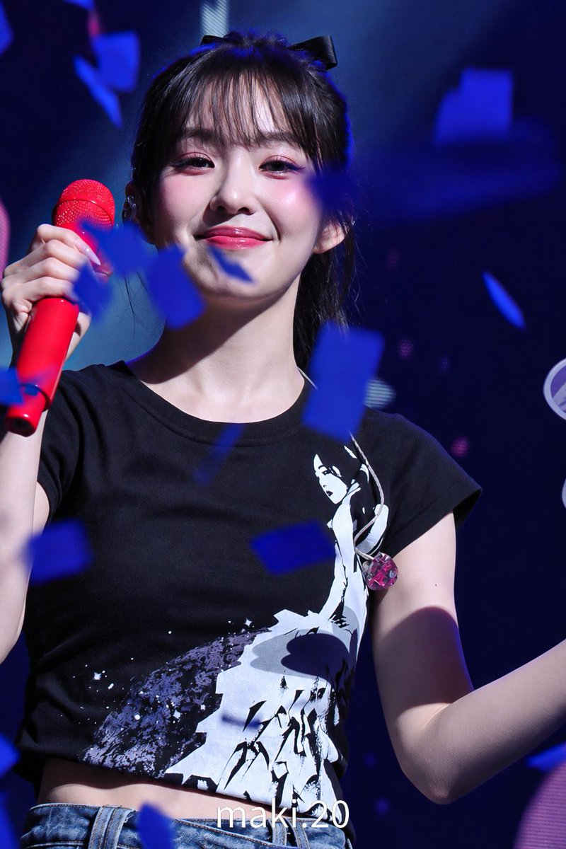 itsmaki20's tweet photo. She was walking around the stage taking in the sight of the audience during start line. It felt like she was appreciating every moment with her fans and I felt even more grateful to be there to experience her first solo con 🥹 #IRENE #아이린 https://t.co/5iSPDwcVPf