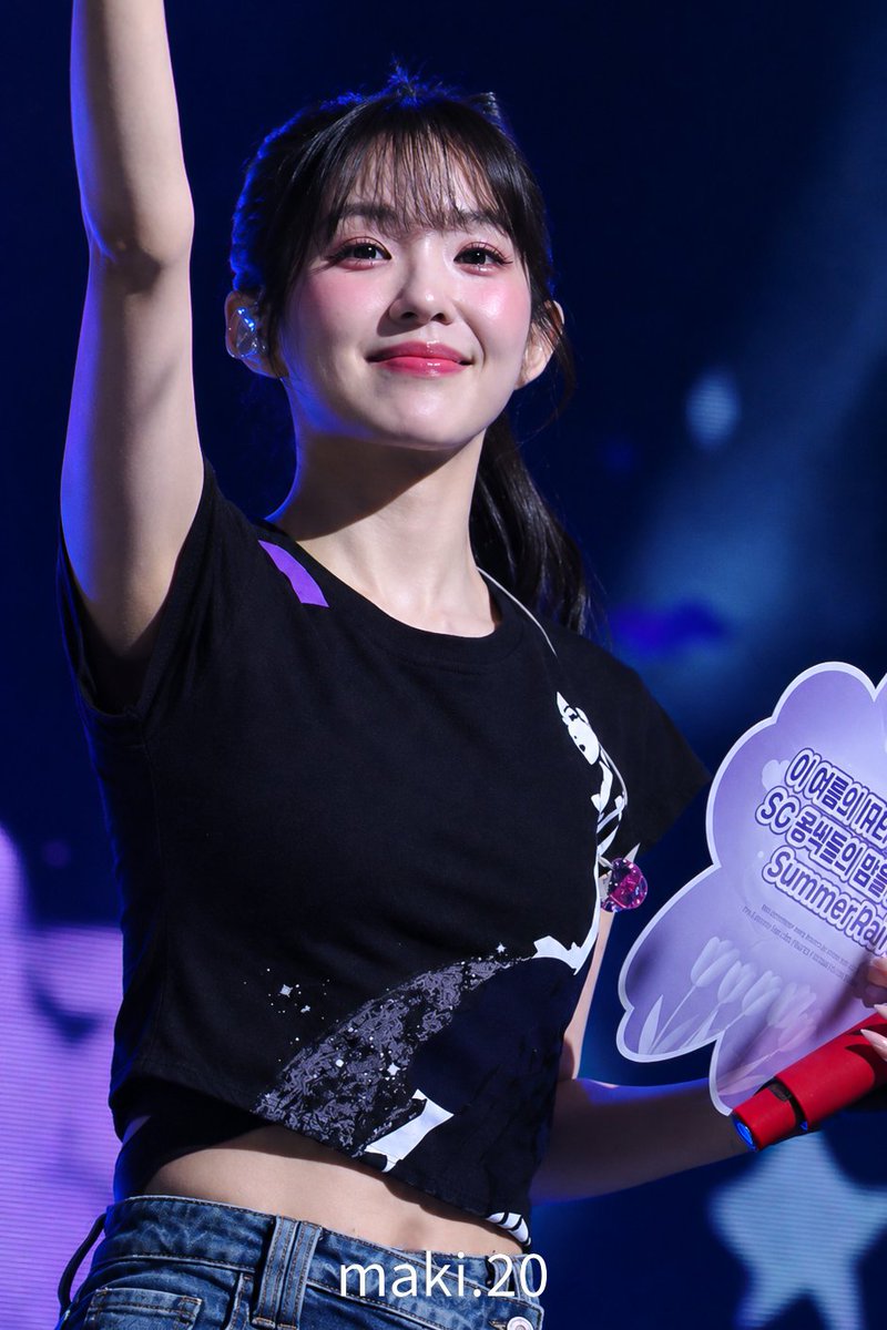itsmaki20's tweet photo. She was walking around the stage taking in the sight of the audience during start line. It felt like she was appreciating every moment with her fans and I felt even more grateful to be there to experience her first solo con 🥹 #IRENE #아이린 https://t.co/5iSPDwcVPf