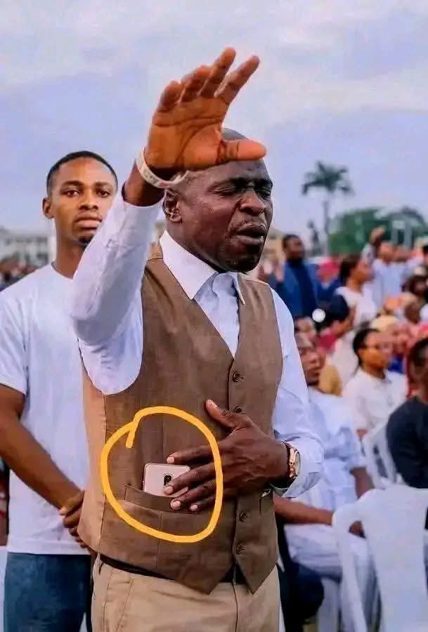 VISIONPRONEW_'s tweet photo. L'homme de Dieu reste vigilant malgré la prière intense, mibatela, nzambe nde akobatela molimo no ndeko. https://t.co/jVZ1cnRtoI
