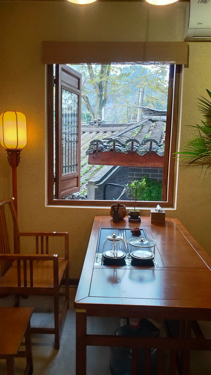 AriantoWesdy's tweet photo. [The morning air by the window is so gentle, with the faint sound of an ocarina (笛) mixed in, making the ancient charm of the pot (盎) linger in the quiet alley (巷), and the luthier's earnest words (谏) add a touch of warmth to this peaceful moment.]， https://t.co/iXcplP4Pnp
