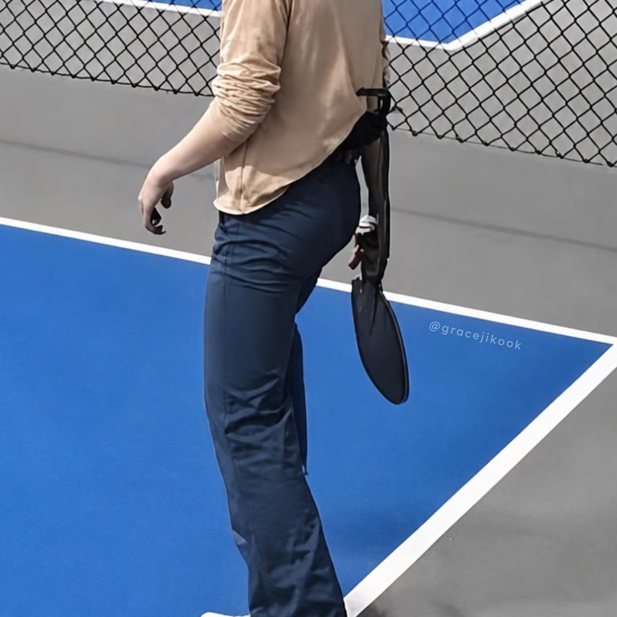 Khaaverse08's tweet photo. Olha o corpo desse homem!!! 
Obrigada artes marciais, dança contemporáneo e moderna, balé e pilates e tudo que ele ja fez ao logo da vida 😍 

Meu bundudo Jiminshiii 🤣😍 https://t.co/CCHusmLP88