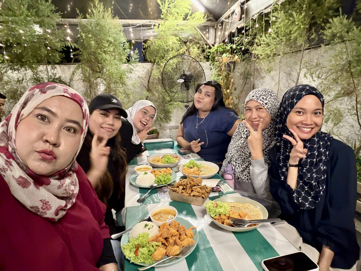 kzuldghter's tweet photo. Ada kami, ada lah makanan 🍝🍛 https://t.co/WRbvECEJsO