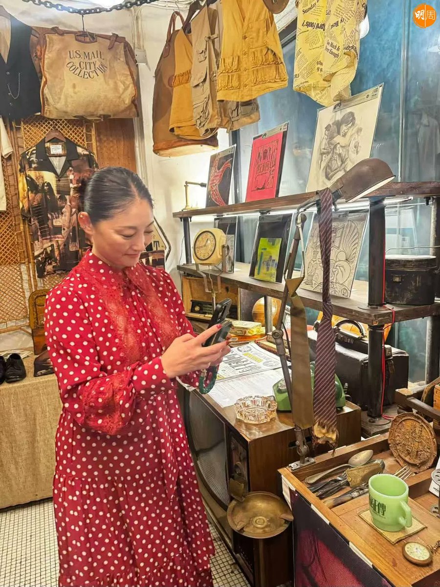hongkongland_jp's tweet photo. 常盤貴子、香港で張國榮（レスリー・チャン）を偲ぶ――「今も変わらぬ深い敬愛」

【香港】日本を代表する女優、#常盤貴子 が中秋節の連休に合わせて香港を訪問した。滞在中、彼女はかつて映画『星月童話』（1999年）で共演し、深い親交を築いた故・ #張國榮（#レスリー・チャン）ゆかりの地を巡り、彼を偲ぶ姿が多くのファンの感動を呼んでいる。

常盤は自身のSNSを通じて、上環の文武廟や大館といった香港の観光地を巡る様子を公開。広東語で「中秋節快樂（中秋節おめでとう）」とファンへメッセージを送った。さらに、今回の滞在では、沙田で開催されている「張國榮70誕辰紀念展」や、銅鑼湾にある映画『阿飛正傳（欲望の翼）』のポップアップストアを訪問した。

レスリーの生誕70年を記念して、常盤はSNSに「My dearest Leslie、みんなあなたを愛しています。哥哥（レスリーの愛称）、お誕生日おめでとう」と綴り、自宅に大切に飾られているレスリーとのツーショット写真を公開した。

映画『星月童話』の共演以来、レスリーは来日する常盤を温かく迎え、また常盤が香港を訪れる際には地元の美味しい店を案内するなど、二人は国境を超えた深い友情を育んできた。是枝裕和監督も訪れたというこれらのスポットを巡る常盤の姿は、レスリーを想う彼女の変わらぬ敬愛の念を物語っている。

時が経っても色褪せない二人の絆と、今もなお多くの人々に愛され続けるレスリーの存在。常盤の今回の香港訪問は、多くのファンにとって、改めてレスリーの偉大さと優しさを思い起こす温かい機会となった。

出典：明周 (https://t.co/kTaLg4dgwF)