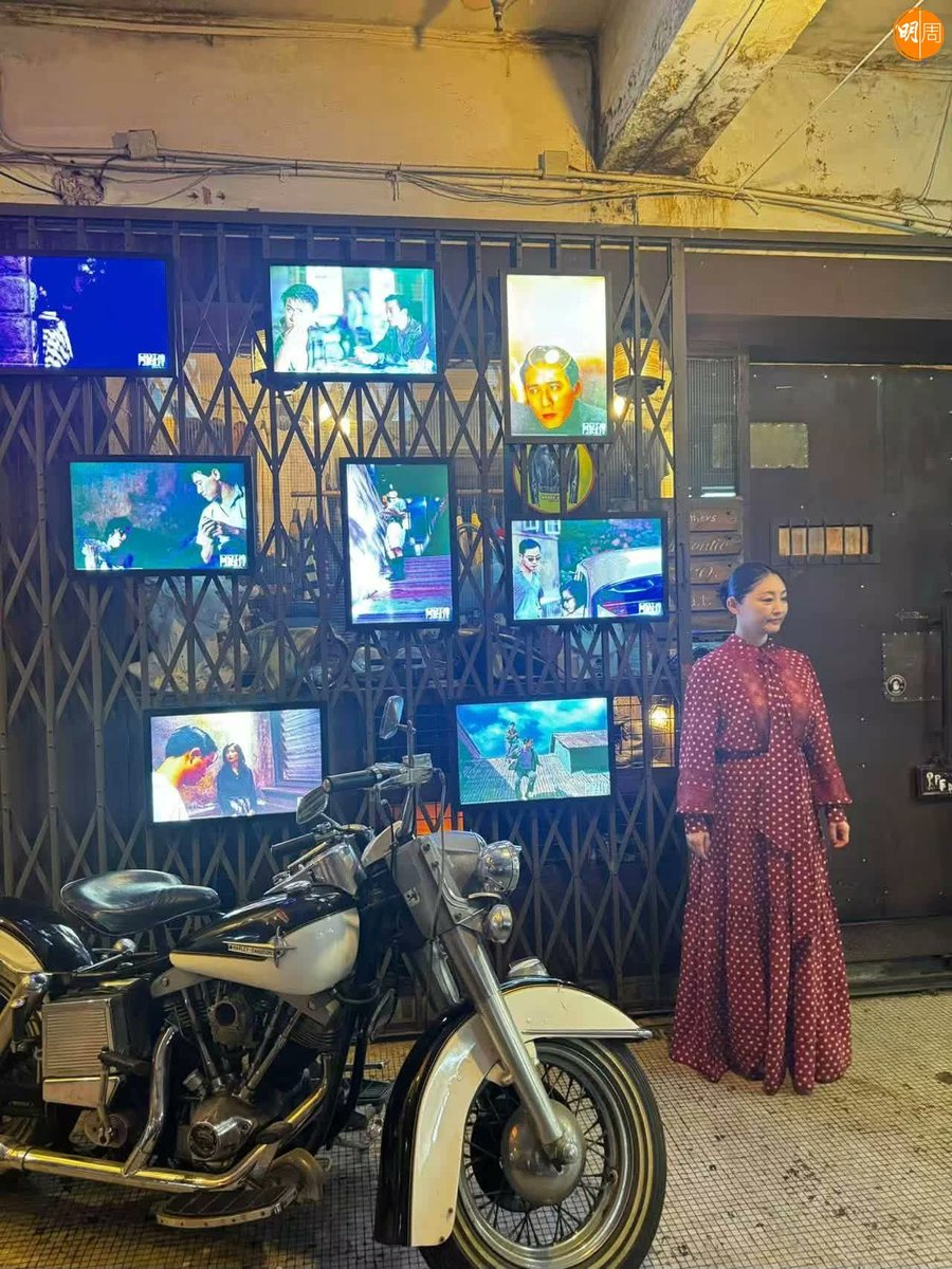 hongkongland_jp's tweet photo. 常盤貴子、香港で張國榮（レスリー・チャン）を偲ぶ――「今も変わらぬ深い敬愛」

【香港】日本を代表する女優、#常盤貴子 が中秋節の連休に合わせて香港を訪問した。滞在中、彼女はかつて映画『星月童話』（1999年）で共演し、深い親交を築いた故・ #張國榮（#レスリー・チャン）ゆかりの地を巡り、彼を偲ぶ姿が多くのファンの感動を呼んでいる。

常盤は自身のSNSを通じて、上環の文武廟や大館といった香港の観光地を巡る様子を公開。広東語で「中秋節快樂（中秋節おめでとう）」とファンへメッセージを送った。さらに、今回の滞在では、沙田で開催されている「張國榮70誕辰紀念展」や、銅鑼湾にある映画『阿飛正傳（欲望の翼）』のポップアップストアを訪問した。

レスリーの生誕70年を記念して、常盤はSNSに「My dearest Leslie、みんなあなたを愛しています。哥哥（レスリーの愛称）、お誕生日おめでとう」と綴り、自宅に大切に飾られているレスリーとのツーショット写真を公開した。

映画『星月童話』の共演以来、レスリーは来日する常盤を温かく迎え、また常盤が香港を訪れる際には地元の美味しい店を案内するなど、二人は国境を超えた深い友情を育んできた。是枝裕和監督も訪れたというこれらのスポットを巡る常盤の姿は、レスリーを想う彼女の変わらぬ敬愛の念を物語っている。

時が経っても色褪せない二人の絆と、今もなお多くの人々に愛され続けるレスリーの存在。常盤の今回の香港訪問は、多くのファンにとって、改めてレスリーの偉大さと優しさを思い起こす温かい機会となった。

出典：明周 (https://t.co/kTaLg4dgwF)