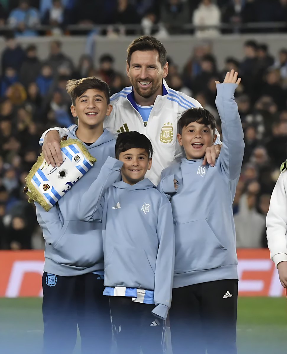 TouchlineX's tweet photo. 🚨 𝗡𝗘𝗪: Lionel Messi's entire family will be there for his farewell ceremony.

Not just his own wife and children, but his brothers, sister and mother and more relatives as well.

It's set to become one of the greatest farewells in football history. https://t.co/lms1Xe2kIs