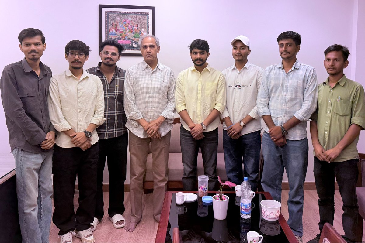 HC_meenaMP's tweet photo. कल दिल्ली स्थित आवास पर दिल्ली विश्वविद्यालय में एनएसयूआई से छात्रसंघ अध्यक्ष पद के लिए प्रत्याशी रहे युवा साथी श्री विजय शंकर मीना से आत्मीय मुलाकात हुई।
सर्व समाज के ऐसे ही ऊर्जावान, ईमानदार, संवेदनशील और विनम्र युवाओं को राजनीति में आगे आना चाहिए।
विजय शंकर मीना को उज्ज्वल भविष्य के लिए हार्दिक शुभकामनाएँ।
@Vijay_DUSU
