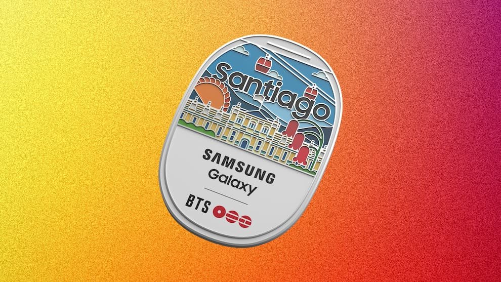 BTSDailyChile's tweet photo. 🇨🇱 BTS x Samsung en Santiago

Desde hoy, 30 de septiembre, y hasta el 4 de octubre, Samsung realizará una experiencia especial por BTS WORLD TOUR ‘ARIRANG’ en cinco tiendas de Santiago, donde ARMY podrá participar para conseguir un pin BTS Special Edition Santiago de edición limitada.

📍 Tiendas participantes:
• Samsung Vespucio
• Samsung Maipú
• Samsung MUT
• Samsung Costanera Center
• Samsung Parque Arauco

¿Cómo participar?

1. Tómate una K-Selfie con un Galaxy S26 Ultra de exhibición y el marco especial de BTS WORLD TOUR ‘ARIRANG’.
2. Transfiere la fotografía a tu teléfono mediante Quick Share.
3. Publícala en el feed de Instagram. Las Stories no cuentan.
4. Incluye los hashtags:
#KChallenge
#withGalaxy #GalaxyAI #GalaxyS26Ultra #BTS_WORLDTOUR_ARIRANG_SPONSOR

Al completar la dinámica podrás participar por uno de los pins BTS Special Edition Santiago, creados especialmente para la parada de la gira en Chile.

⚠️ Unidades limitadas por tienda. Disponible hasta el 4 de octubre o hasta agotar stock.

@BTS_twt #ARIASBTS