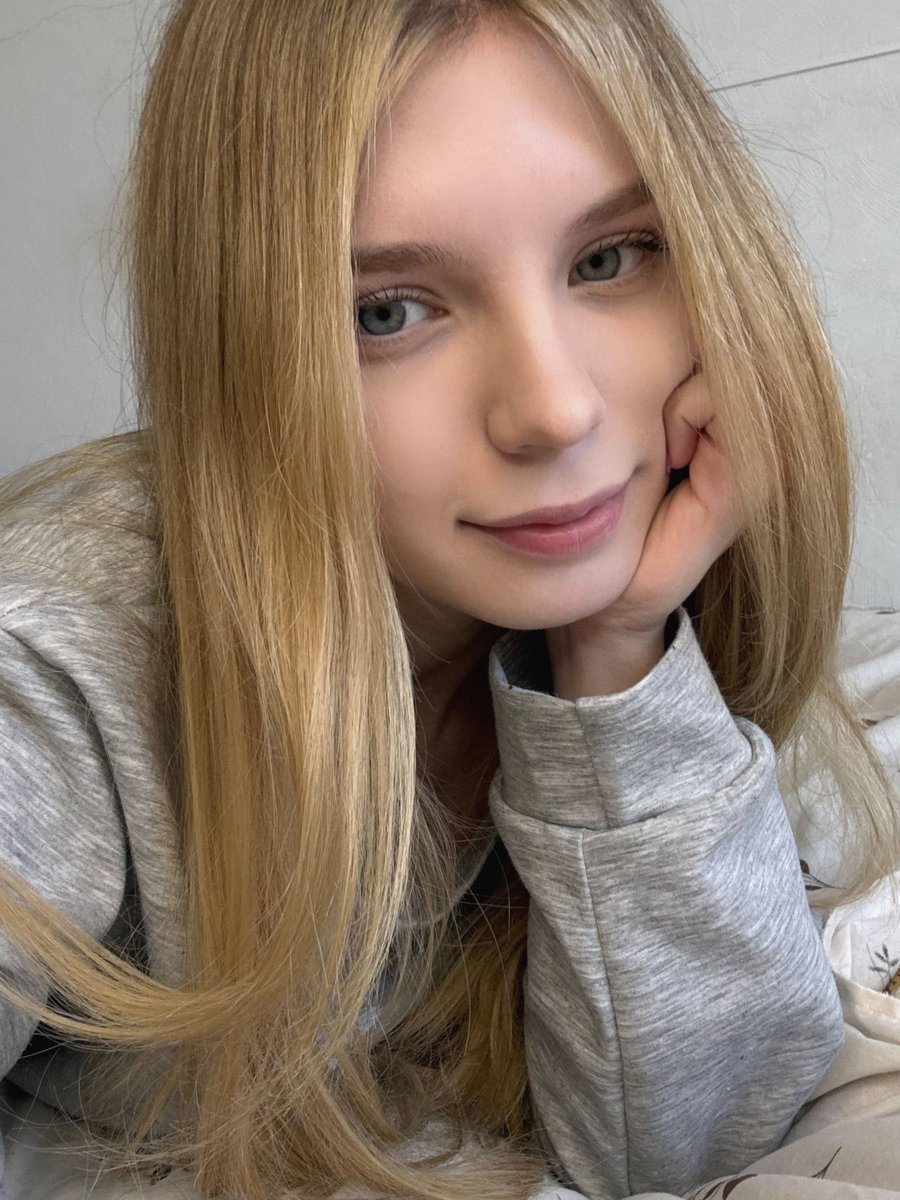 ChloeDavisv8's tweet photo. If I send u a 🍑 pic right now will u reply? Be honest 🫣 https://t.co/iNEIXSAAiV