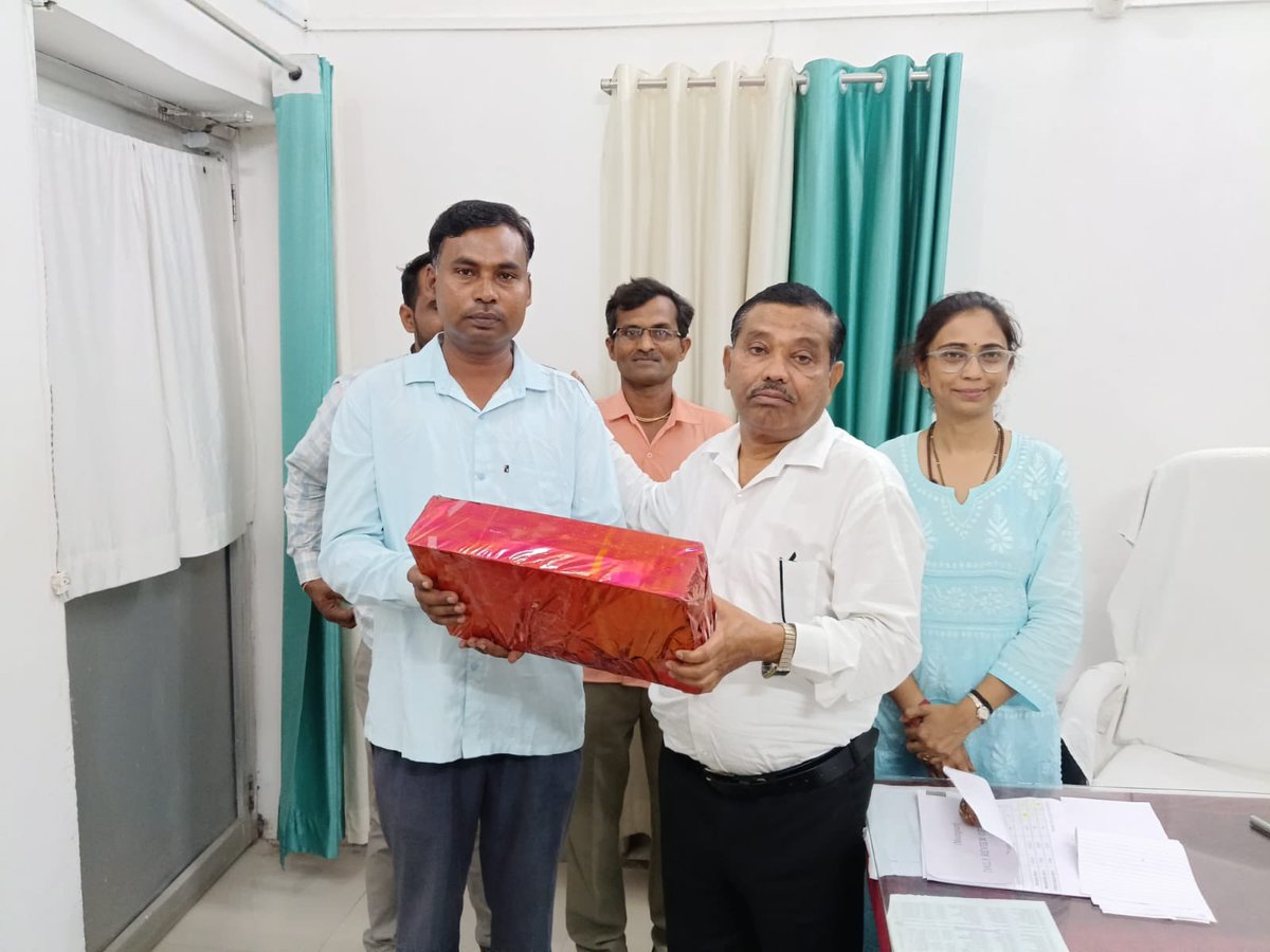 PMG_AGRA's tweet photo. स्वच्छता के प्रति समर्पित इन कर्मवीरों को सादर नमन। 🙏

#SwachhataHiSeva2026 #IndiaPost #HealthCheckup #SwachhBharat #DakSevaJanSeva  @IndiaPostOffice @JM_Scindia @mygovindia @PIB_India @DDNational @cpmgup https://t.co/flp5eRi0tP