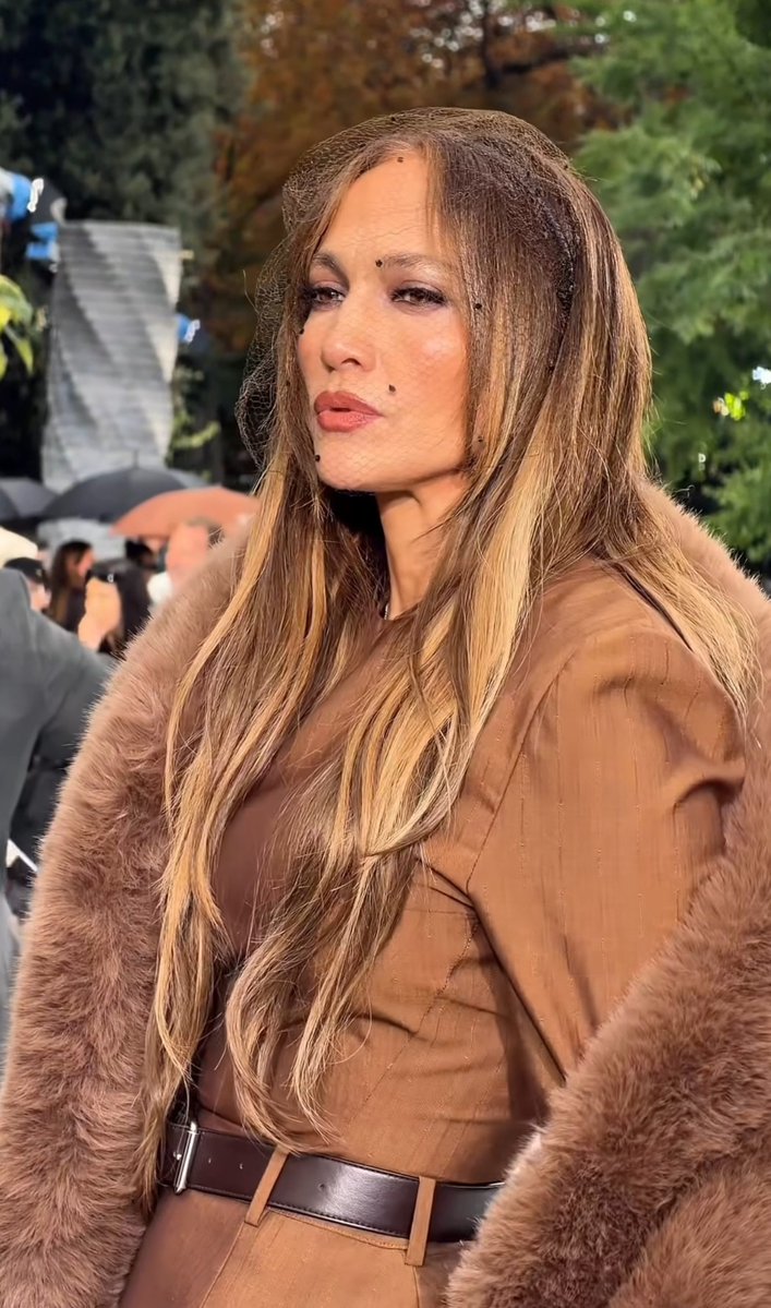fotinijlover's tweet photo. Jennifer Lopez at @StellaMcCartney show in Paris today 🤎 https://t.co/hIWj7H8saT