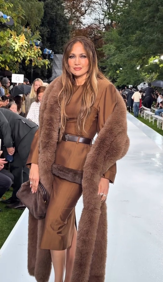 fotinijlover's tweet photo. Jennifer Lopez at @StellaMcCartney show in Paris today 🤎 https://t.co/hIWj7H8saT