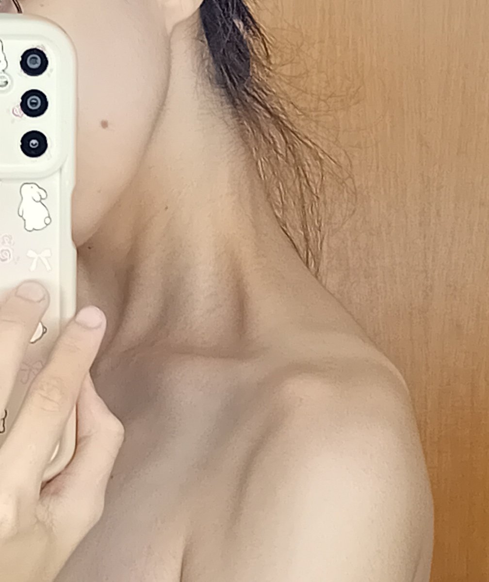 emptykcals49's tweet photo. holy shoulder bones https://t.co/Yd0bnphF0g
