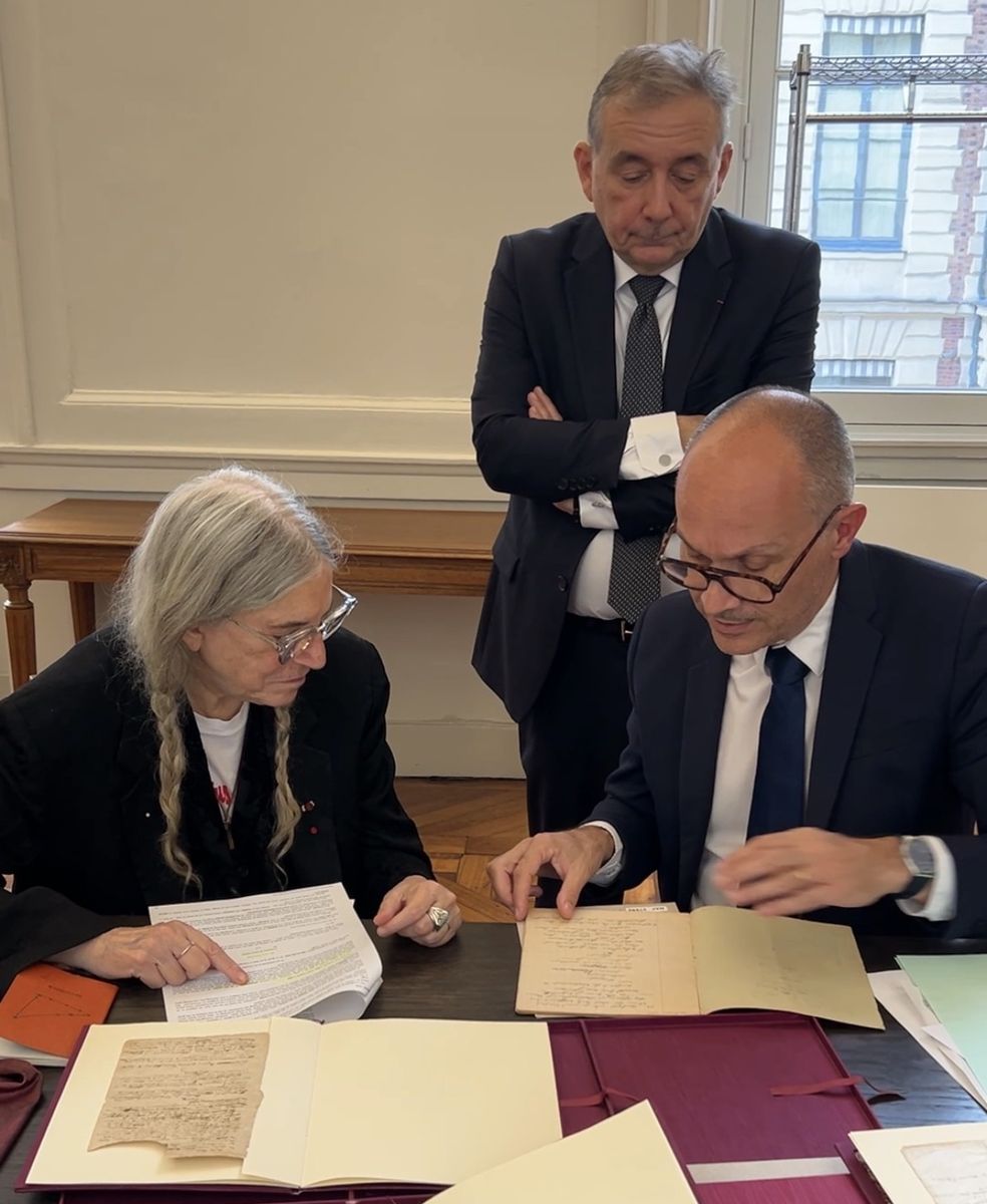 laBnF's tweet photo. 🏆📚 @laBnF a décerné son Prix 2026 à l’écrivain, essayiste, traducteur et critique Alberto Manguel. Le Prix spécial du jury est attribué à l’écrivaine, poétesse, artiste et musicienne Patti Smith : https://t.co/fnYByl7NtB

@GillesPecout @MinistereCC https://t.co/v4G1s5Nwlq