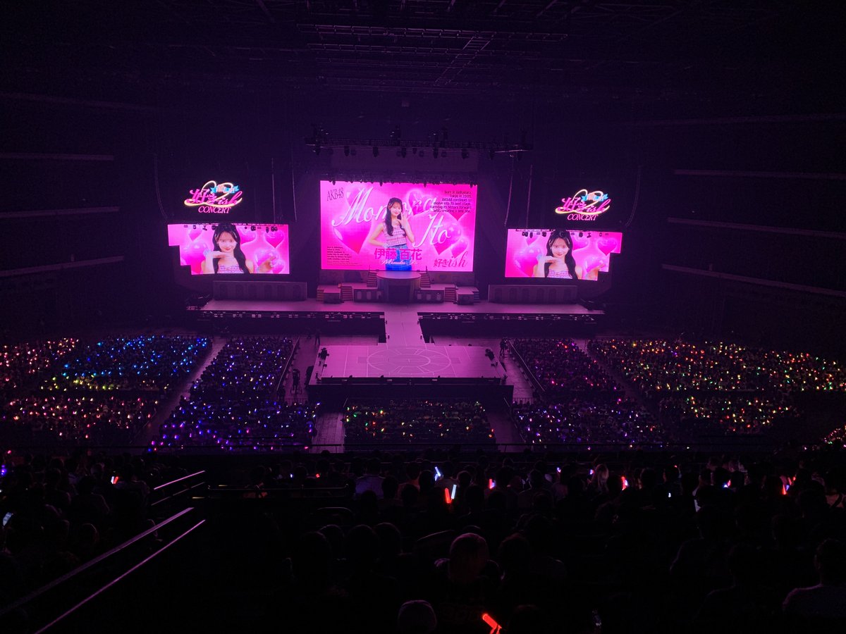 eikitakahashi's tweet photo. AKB48 「推しが『好きish』コンサート」9/27@Kアリーナ横浜
overture（映像最高）からの『好きish』の盛り上がりが、どっかで記憶あるな、と思ったんだけど、2008年の『大声ダイヤモンド』の時みたいな感じ？　これから大きなウェーヴが来そうな多幸感が、とても似た状況だと思った。このままこの感じを大事にして進んでほしい。
#AKB48
#好きish