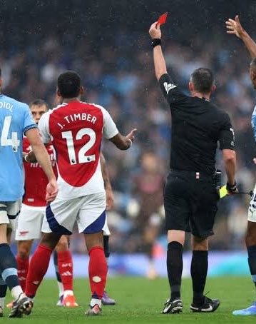 centregoals's tweet photo. 🚨🚨| No team has received more yellow cards (100) or red cards (8) from Michael Oliver in his Premier League career than 𝐀𝐑𝐒𝐄𝐍𝐀𝐋. 🟨🟥

[@WhoScored] https://t.co/TILg5Z79RR
