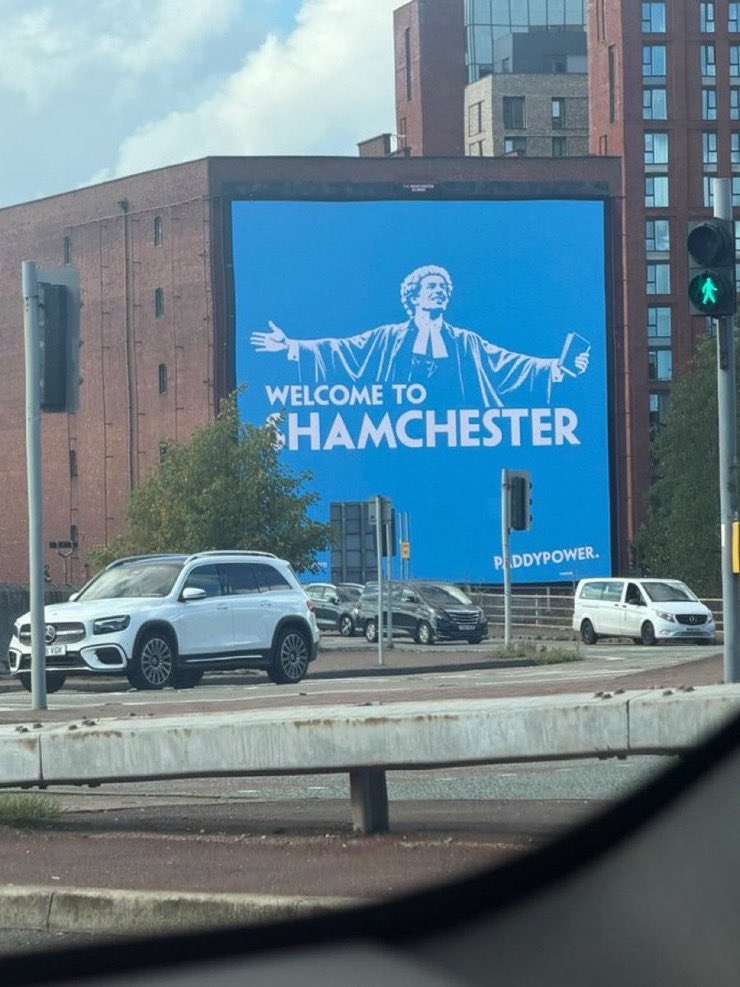 Indomanutd_BDG's tweet photo. Papan reklame yg terpampang di luar Old Trafford. 😅

📸 @1990sUtd https://t.co/miFs6k7PVv
