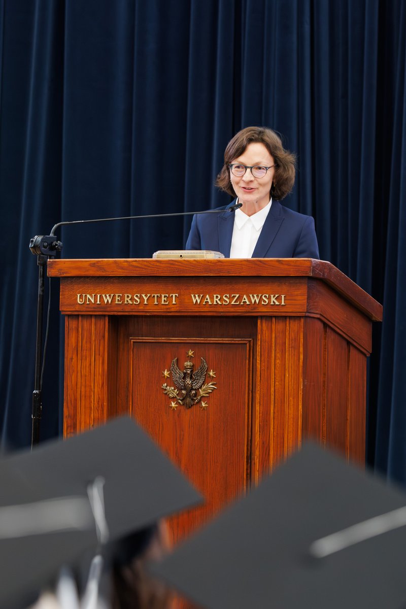 Polska's tweet photo. „Media polonijne są czymś więcej niż źródłem informacji” – mówiła Dagmara Bobak, dyrektor Departamentu Współpracy z Polonią i Polakami za Granicą @MSZ_RP, podczas uroczystości na @UniWarszawski. Podtrzymują więź z Polską, a rzetelne dziennikarstwo wzmacnia odporność społeczną. https://t.co/ljvJlhDHTp