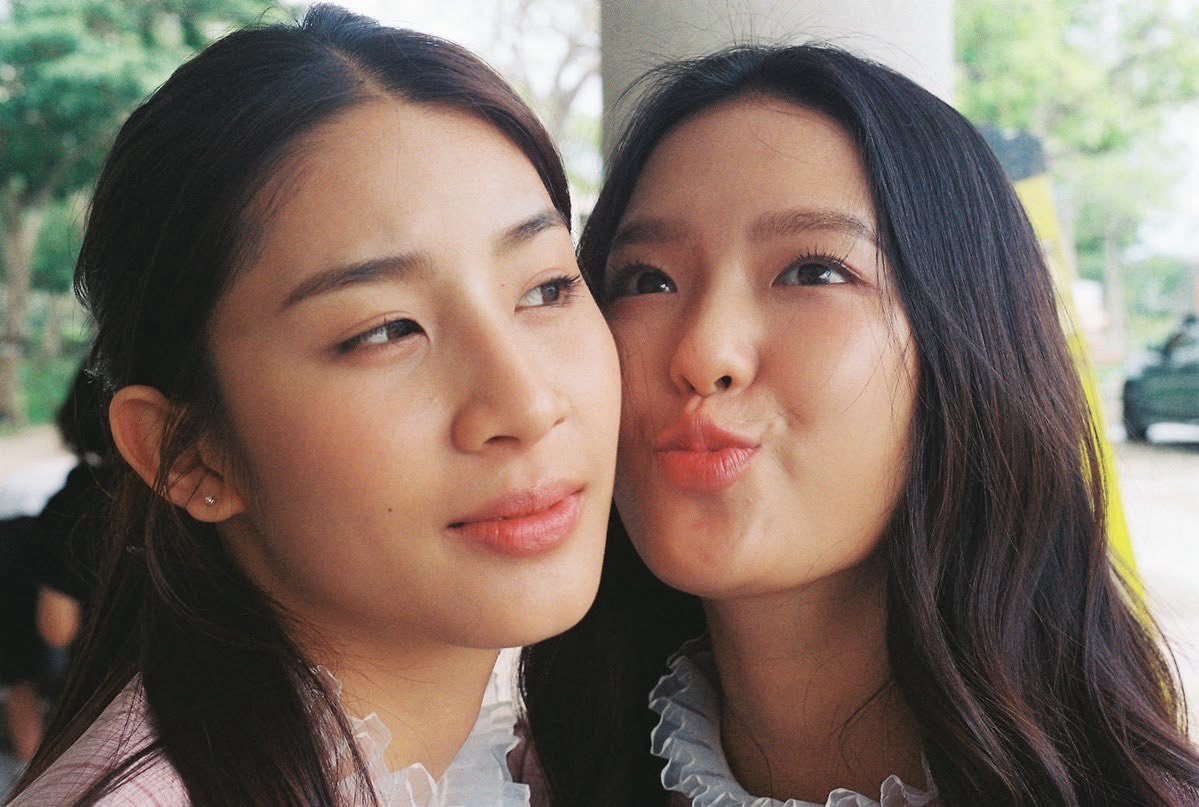 qrsyloo's tweet photo. yall juliet and juliet will be the best gl ever made, mark my words!!
the actresses are so talented, they portray forbidden love so well😭😭
and the cinematography is wooooww
this show deserves more attention than it is actually getting 
#julietandjuliet #mingmingnepjune
#glthai https://t.co/4qsiMbetDB