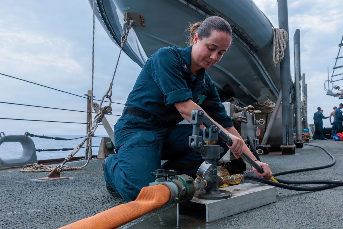 US2ndFleet's tweet photo. ROUTINE MAINTENANCE, SUSTAINED READINESS
U.S. Sailors assigned to USS Gonzalez (DDG 66) conduct routine maintenance aboard the ship.
Gonzalez is deployed to the U.S. 5th Fleet area of operations to support maritime security and stability in the Middle East.
#USNavy #C2F https://t.co/8Q91VJJcPt