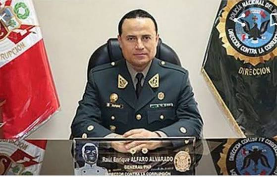 elorwelliano's tweet photo. ⚫️🇵🇪 RIP | Fallece el Gral PNP Raúl Alfaro, oficial de la Policía Nacional del Perú (PNP), muy recordado por dar la orden de detener al golpista socialista Pedro Castillo el 7 de diciembre de 2022, cuando este huía hacia la Embajada de México, tras su anuncio del intento de autogolpe de Estado.

Amerita un póstumo homenaje por defender la democracia peruana.