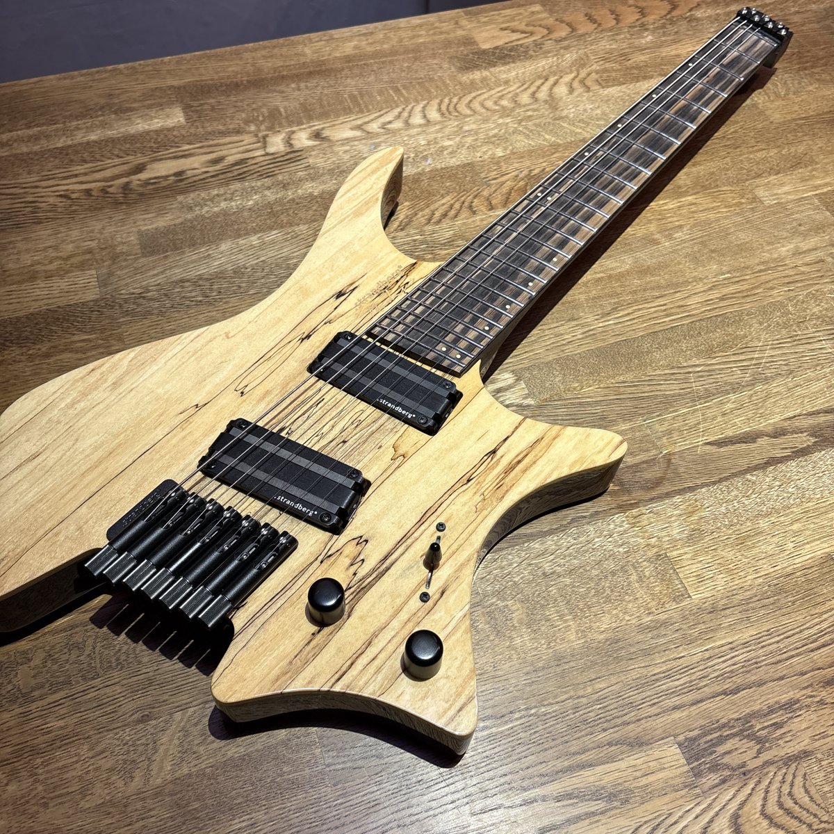 anmangichi's tweet photo. #機材売ります
Strandberg Boden J7 Custom (+純正ギグバッグ)
40万（+送料、関西圏手渡し）で検討しております。

セカンドユーザー品ですが、ロッドも左右90度以上の余裕とフレットもほぼ減っていないです。
ヘッドに一箇所打コンと、ジョイント部にキズがあります。

お気軽にお声がけください！ https://t.co/Zksw3XFBBc