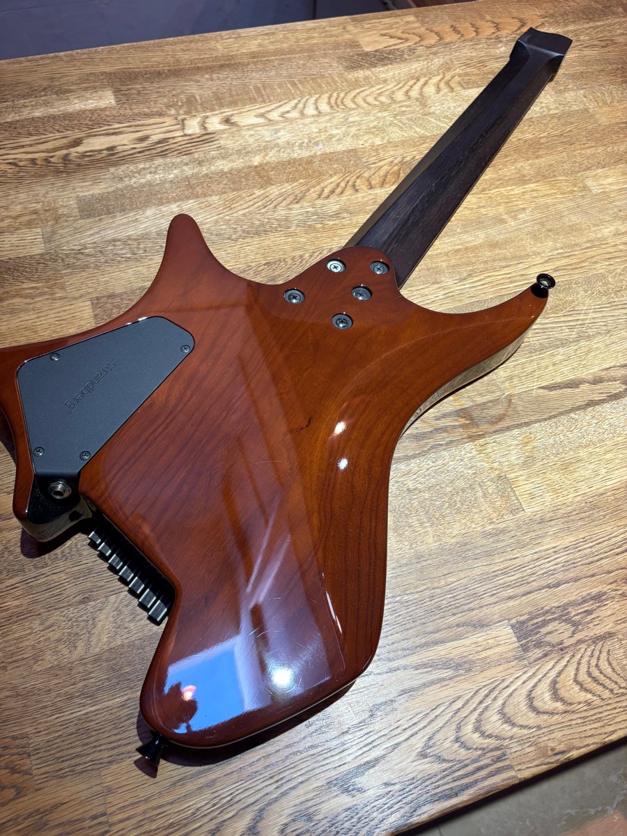 anmangichi's tweet photo. #機材売ります
Strandberg Boden J7 Custom (+純正ギグバッグ)
40万（+送料、関西圏手渡し）で検討しております。

セカンドユーザー品ですが、ロッドも左右90度以上の余裕とフレットもほぼ減っていないです。
ヘッドに一箇所打コンと、ジョイント部にキズがあります。

お気軽にお声がけください！ https://t.co/Zksw3XFBBc