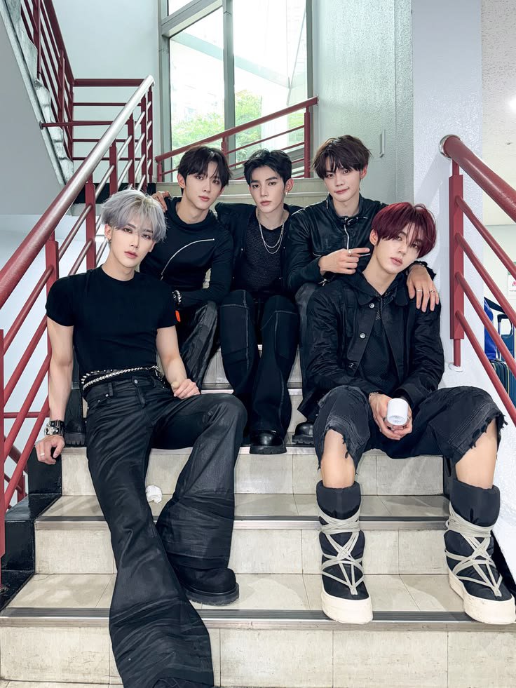 ZB2BLE_FRANCE's tweet photo. ( #AND2BLE ) • ANNONCE • 💭

➙ And2ble le nouveau groupe rookie composé de Zhang Hao, Yoo Seungeon, Ricky, Kim Gyuvin et Han Yujin débarque en France pour les d awards ! 
(1)

 • #앤더블 @AND2BLE https://t.co/zkCNTd6gjJ