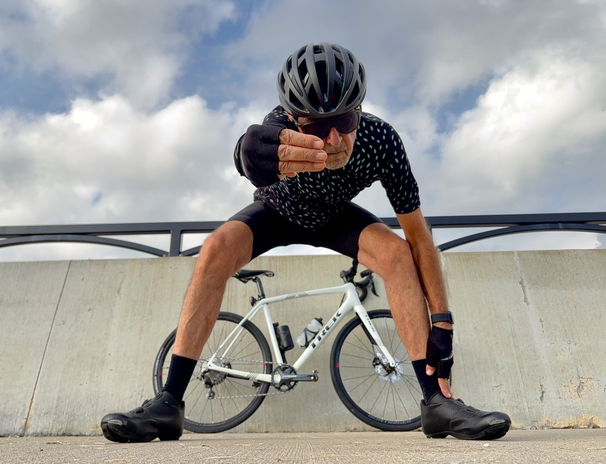 myke237's tweet photo. It’s Humpday. get your loops in ♾️
LAPSE 🎼 Ride your own story.
#i_walk #i_bike 👣🚲 #trekbikes #kansascity #bontrager #BooneRSL #selleitalia #cycling #bikinglife #michelin #giro #Oakley #twinsix #lovingthedaylight #rideyourownstory https://t.co/xzVSiDcClP