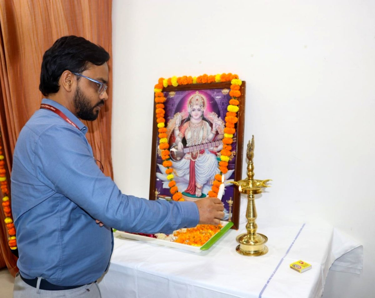 drm_mb's tweet photo. मंडल रेल प्रबंधक कार्यालय, मुरादाबाद में आज 30.09.2026 को राजभाषा पखवाड़े का गरिमामय समापन समारोह आयोजित हुआ।

अपर मंडल रेल प्रबंधक/इंफ्रा सह अपर मुख्य राजभाषा अधिकारी श्री प्रेमशंकर झा एवं राजभाषा अधिकारी श्री अशोक कुमार के मार्गदर्शन में संपन्न पखवाड़े में विजेताओं को सम्मानित किया गया।

संरक्षा शाखा को शाखा राजभाषा शील्ड
मुरादाबाद रेलवे स्टेशन को स्टेशन राजभाषा शील्ड

#राजभाषा_पखवाड़ा2026 

@RailMinIndia @RailwayNorthern