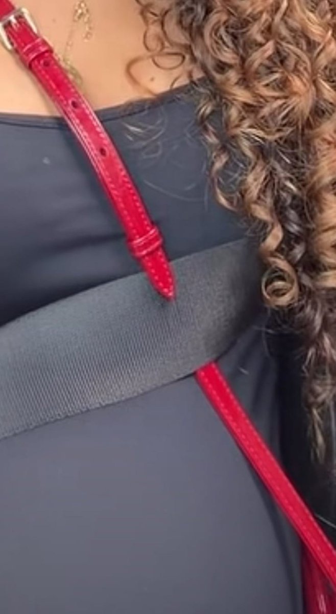 WeriBomb's tweet photo. Cómo es posible que la correa esté enlazada así con el cinturón? https://t.co/Sk1lSEpzmX