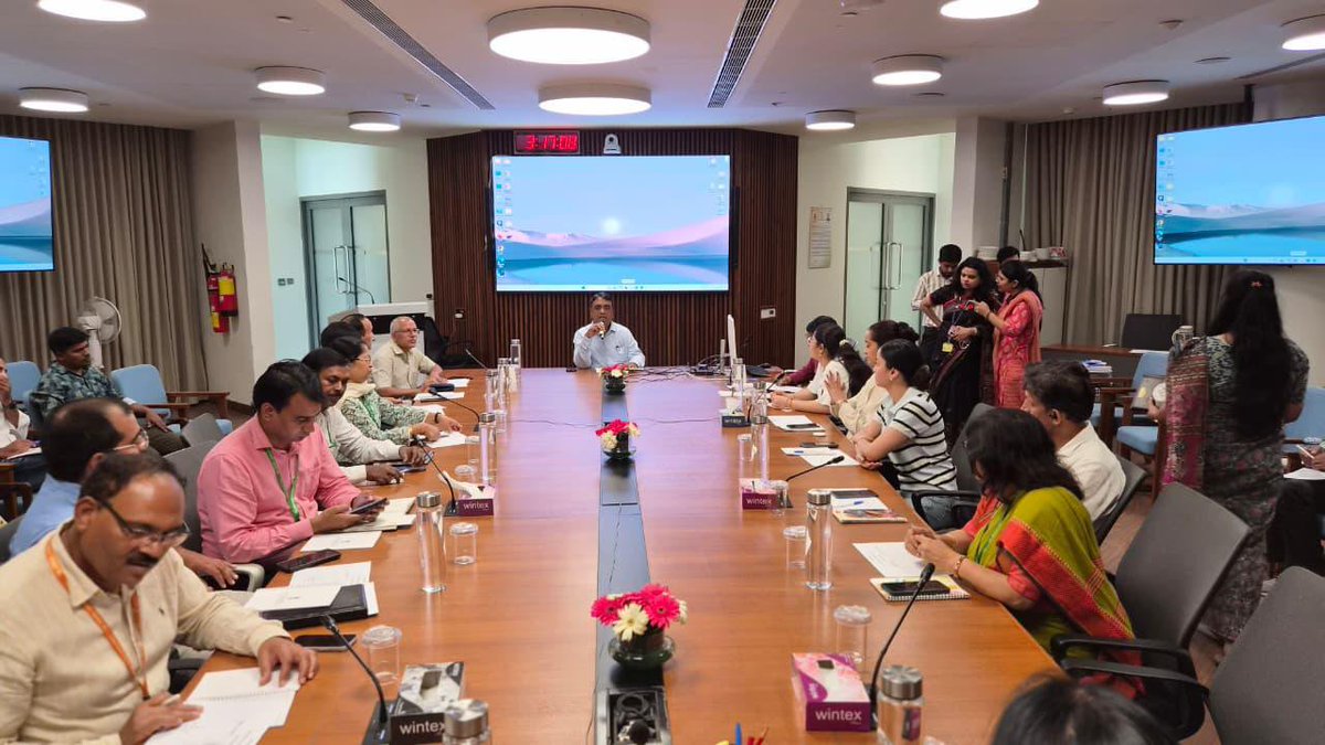 minmsme's tweet photo. आज मंत्रालय में हिंदी माह के अंतिम दिन "हिंदी के नए शब्द और बदलती भाषाई प्रवृत्ति" विषय पर कार्यशाला को गौतम बुद्ध विश्वविद्यालय की डीन प्रोफेसर बंदना पांडेय ने संबोधित किया। उन्होंने संवाद-शैली के इस आयोजन में हिंदी की मौलिकता, शुद्धता और भविष्य पर सहभागियों के प्रश्नों के उत्तर भी दिए।

#UdyamiBharatViksitBharat #MSME #entrepreneur #employment #empowerment