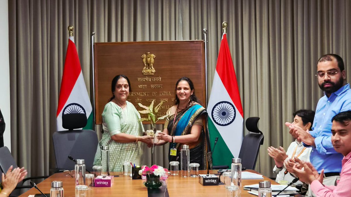 minmsme's tweet photo. आज मंत्रालय में हिंदी माह के अंतिम दिन "हिंदी के नए शब्द और बदलती भाषाई प्रवृत्ति" विषय पर कार्यशाला को गौतम बुद्ध विश्वविद्यालय की डीन प्रोफेसर बंदना पांडेय ने संबोधित किया। उन्होंने संवाद-शैली के इस आयोजन में हिंदी की मौलिकता, शुद्धता और भविष्य पर सहभागियों के प्रश्नों के उत्तर भी दिए।

#UdyamiBharatViksitBharat #MSME #entrepreneur #employment #empowerment