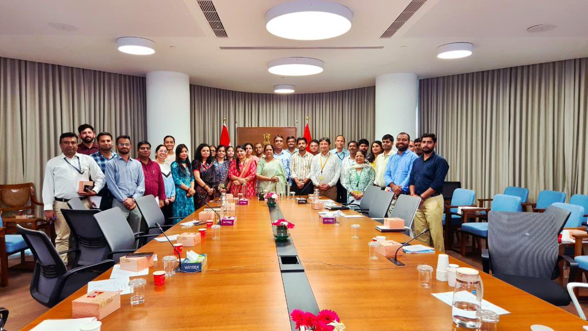 minmsme's tweet photo. आज मंत्रालय में हिंदी माह के अंतिम दिन "हिंदी के नए शब्द और बदलती भाषाई प्रवृत्ति" विषय पर कार्यशाला को गौतम बुद्ध विश्वविद्यालय की डीन प्रोफेसर बंदना पांडेय ने संबोधित किया। उन्होंने संवाद-शैली के इस आयोजन में हिंदी की मौलिकता, शुद्धता और भविष्य पर सहभागियों के प्रश्नों के उत्तर भी दिए।

#UdyamiBharatViksitBharat #MSME #entrepreneur #employment #empowerment