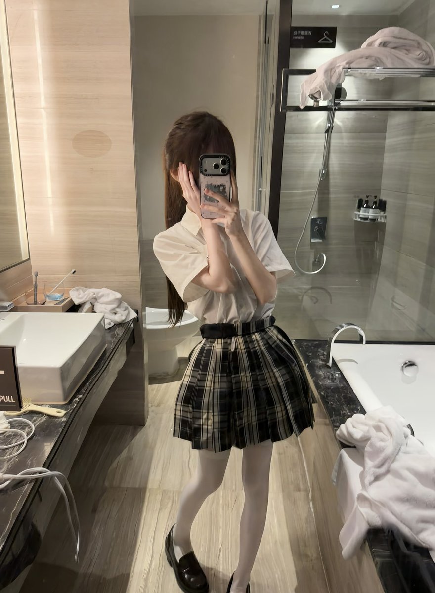 deborah16at9's tweet photo. 一个人在酒店无聊

不知道干嘛好还是上供吧

有人想锐评一下我的燥福嘛 🥹   

看完不许瞎说，赶紧看，我要删了 https://t.co/NvrwMxSNUQ